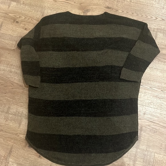 Express Sweater - Picture 3 of 3